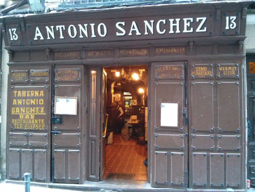 2.5-Hour Evening Tapas Tour through Madrid - Stop-by-stop: how the night usually unfolds at each tapas bar