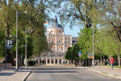 Aranjuez: City and Gardens Guided Walking Tour - Plaza de Parejas and the town sights before the gardens