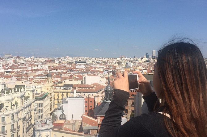 Architecture tour Gran Vía from its best rooftops 20thC - Stop 4: Edificio Carrión and the Schweppes neon era