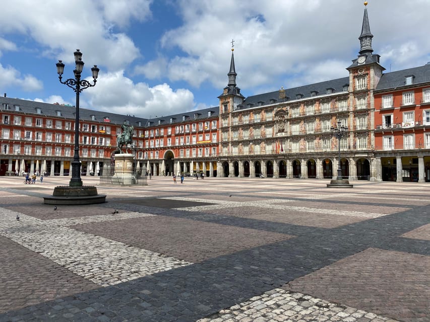 Architecture Tour: Old Historic Madrid with an architect - Meeting in front of the Teatro Real and getting your bearings