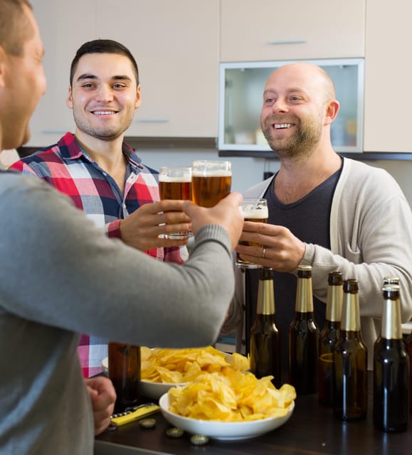 Craft Beer Crawl Madrid: Discover Madrid, one pint at a time! - The included extras: beer can, discounts, and a guided hand