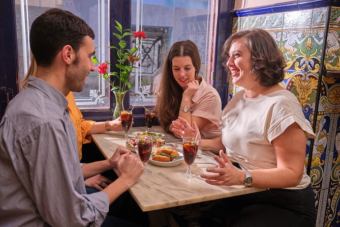 De Tapas in Malasaña: Evening Wine and Tapas Tour - Dinner by four tapas bars: how the meal is set up to work