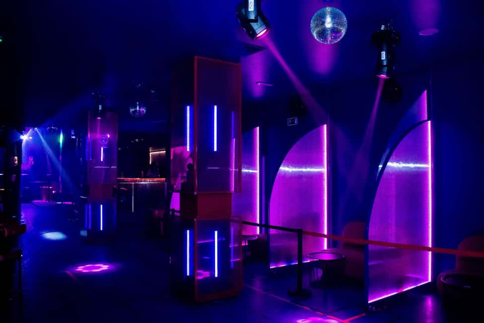 Disco night at Samsara, calle de la Cruz, 7, Madrid - Music on the dance floor: reggaeton and theme shifts