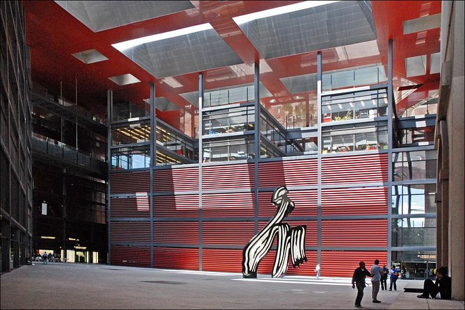 Guided visit to Reina Sofia Museum - Radio guides inside: how you follow without crowd chaos