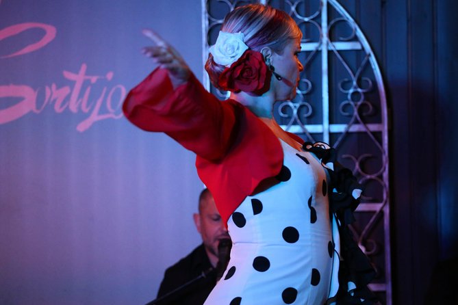 Local Flamenco Show at El Cortijo - What you see on stage: dance plus live guitar and vocals