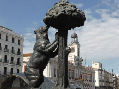 Madrid: 2-Hour City Highlights Guided Walking Tour - Paseo del Prado and the Neptune Fountain: a clean first impression