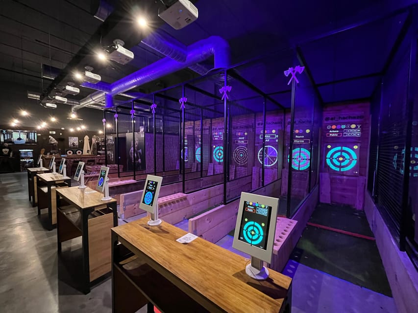 Madrid Atocha : Interactive Axe Throwing 1h - The core of the hour: a 55-minute coaching session