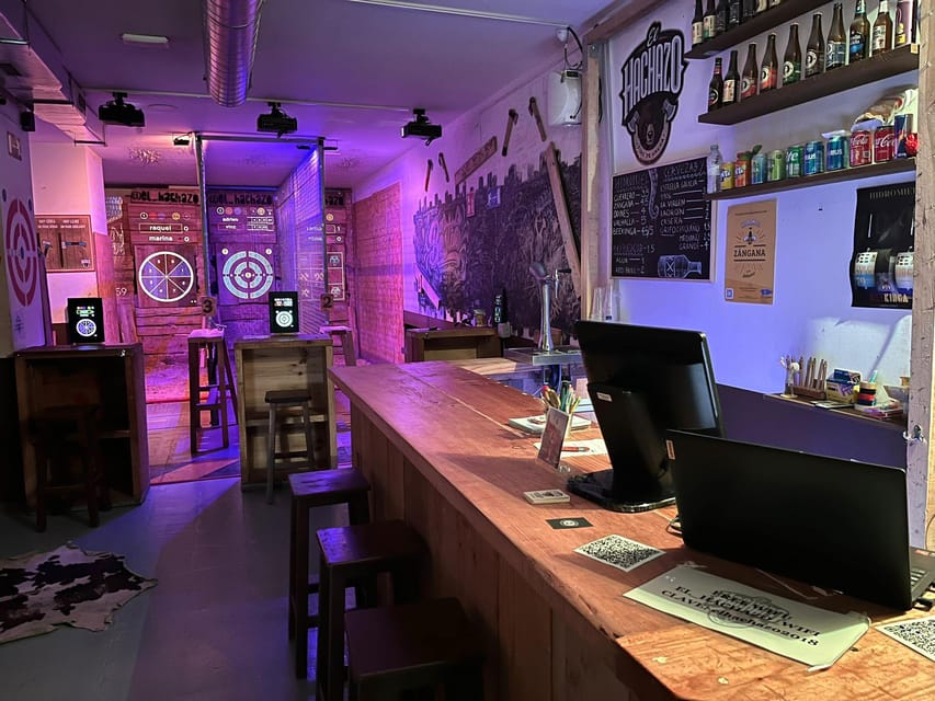 Madrid Atocha : Interactive Axe Throwing 1h - Team play, competition, and board games for the downtime