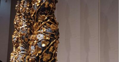Madrid: Basic Guided Tour of the Royal Collections Gallery - Where you meet (blue umbrella) and how the tour gets you in fast