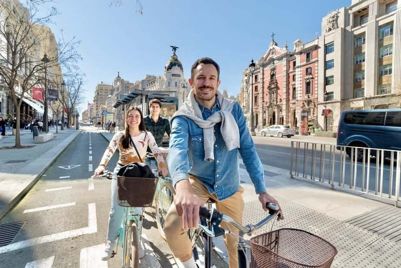 Madrid by bike + PhotoShooting - Gran Vía photo stop: the ride kicks off with Madrid energy