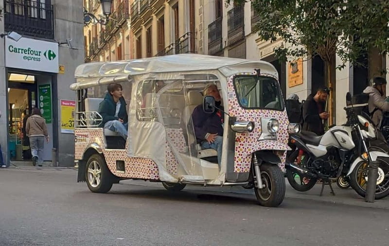 Madrid: City Tours - 6 seats private ecological tuk tuk - Pacing: photo stops, short guided moments, and what to watch for