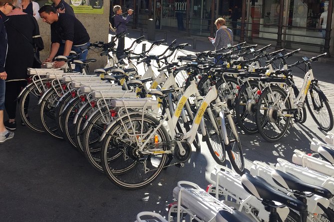 Madrid ebike Fun and Sightseeing Tour - Royal Palace area: official power, quick viewpoints, no wasted time