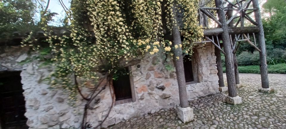 Madrid: El Capricho Park Tour - The honey bee house: nature, craft, and legend
