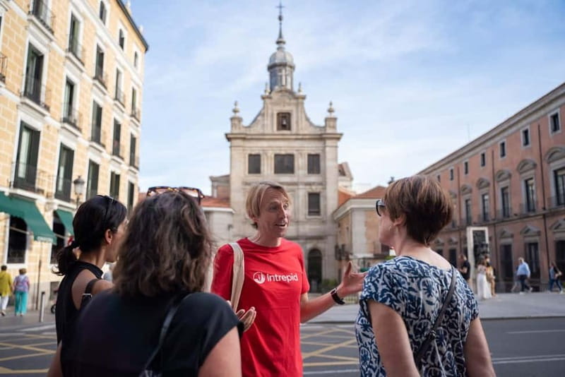 Madrid: Evening Tapas Tour with 5 Delicious Stops & Drinks - Meeting Point Setup: Find the Guide in Plaza de la Villa