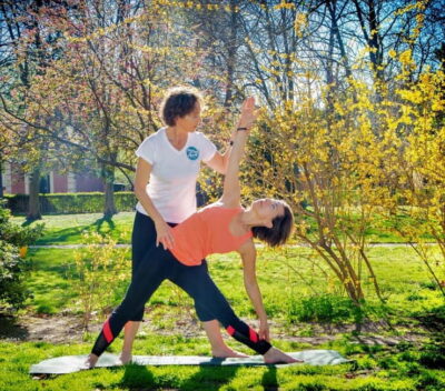 Madrid: Flow Yoga class in Retiro Park - Laure and the 1-hour structure that keeps it personalized