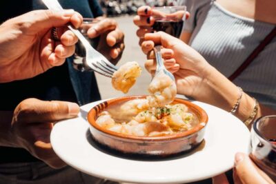 Madrid: Food Walking Tour with Drink and Local Guide - Where the tour starts in Plaza de los Carros (and how to find your guide)