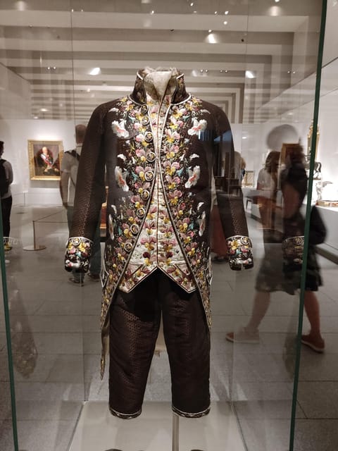 Madrid: Guided Tour of the Royal Collections Gallery - Bourbon level: 18th- and 19th-century tastes, plus a WWI-era twist
