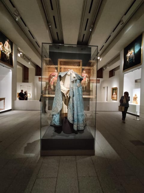 Madrid: Guided Tour of the Royal Collections Gallery - Duration and flow: two hours, but structured