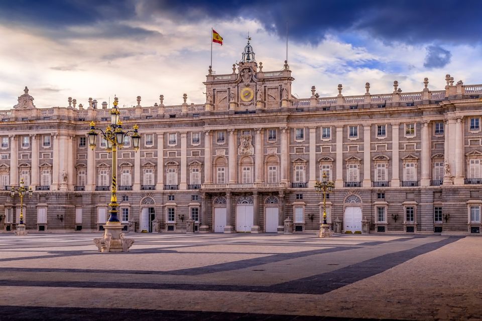 Madrid: Guided Visit to the Royal Palace - Private royal rooms: queen and king spaces