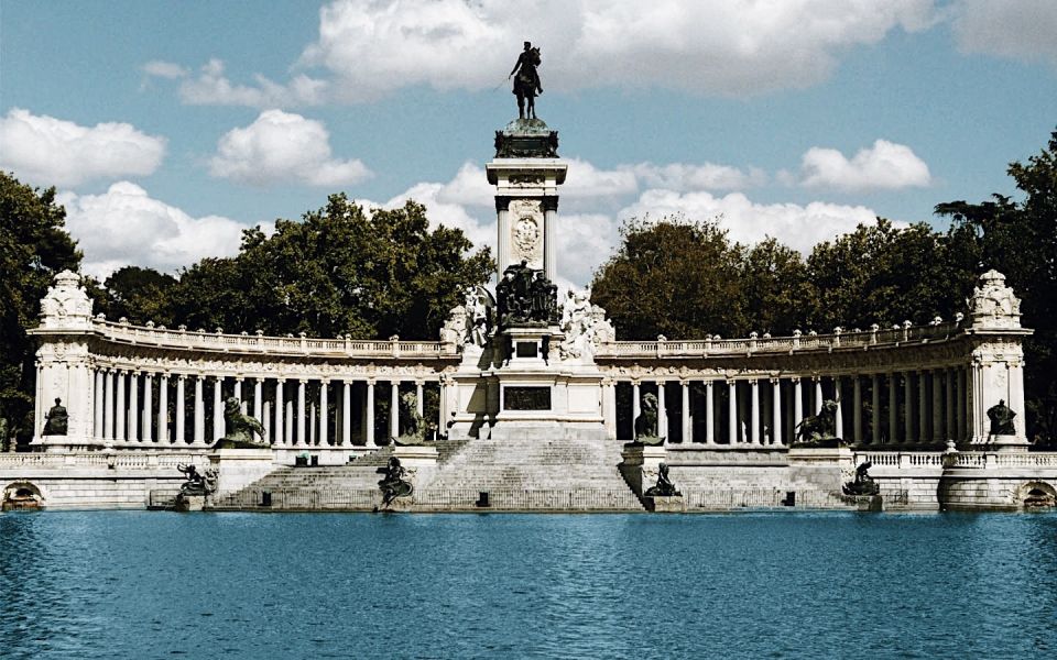 Madrid: Historical Center 2.5-Hour Guided Walking Tour - Casa de la Panadería: The Bakery House With a Tour-Office Twist