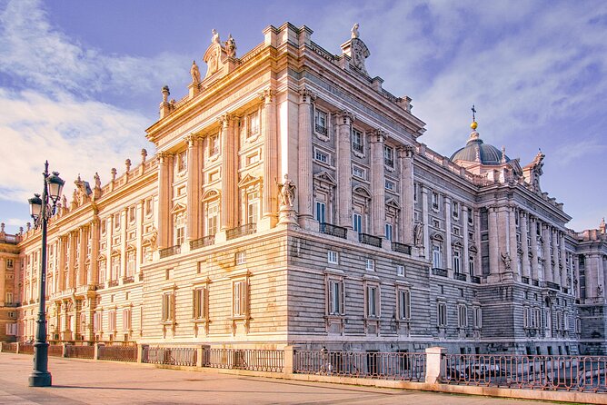 Madrid (Historical Centre) Scavenger Hunt and Self-Guided Tour - El Oso y el Madroño: facts you find by looking closely