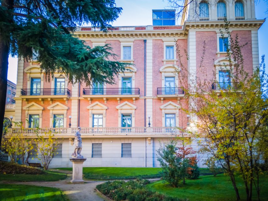 Madrid: Lázaro Galdiano Museum Entry Ticket with Audio Tour - Getting there and starting the tour outside the museum
