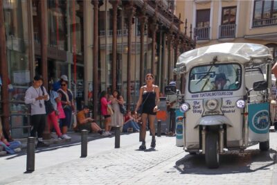 Madrid: Make your own 60 minutes tuk tuk tour - What the tuk tuk ride feels like (and why it’s useful)