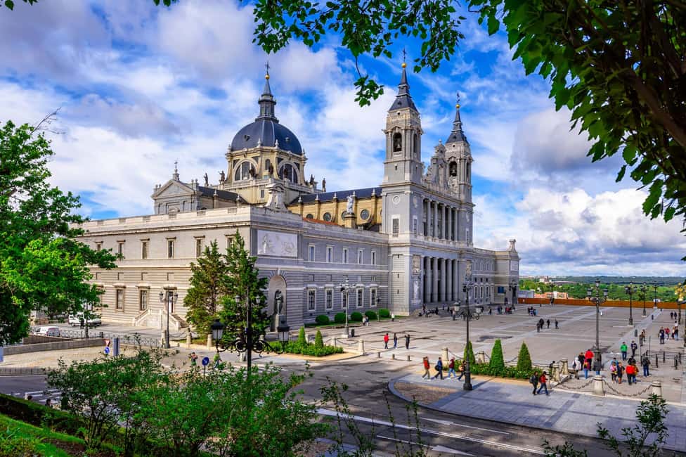 Madrid Must-see with Atardeder at the Debod Temple - Getting started at Plaza Isabel II and finding your MULTICOLOR PARAGUAS