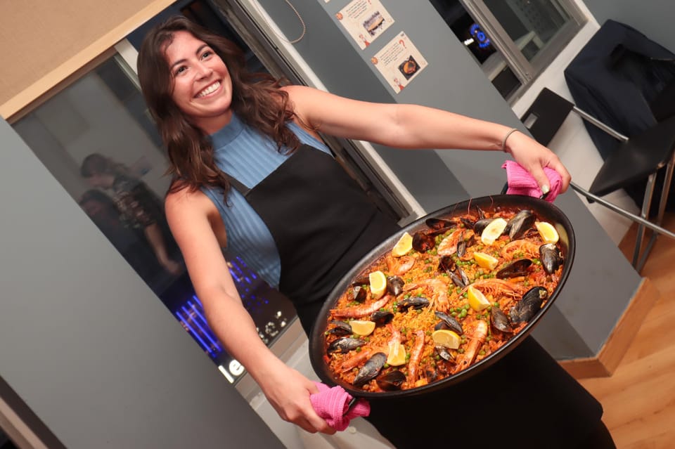 Madrid: Paella and Sangria Workshop in the City Center - Finding the studio near Bon Vivant Tattoo (and getting oriented fast)