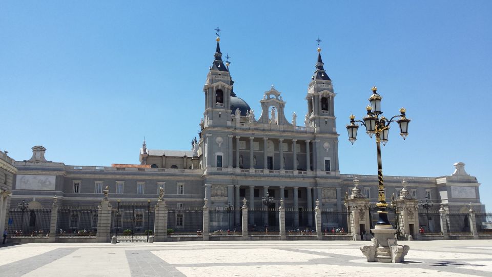 Madrid: Private 3-Hour Tour - Tapas time and the relaxed Spanish pace