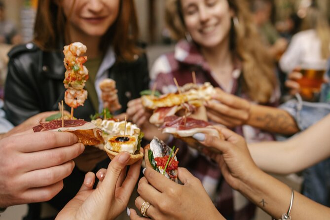 Madrid: Private Tapas & Wine Food Walking Tour in La Latina - Finding your guide at Plaza de los Carros (and keeping the energy right)