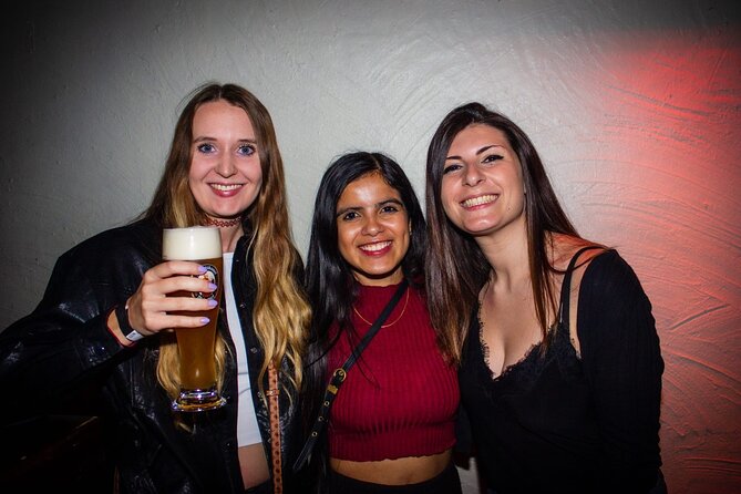 Madrid Pub Crawl with VIP Club Entrance - Madrid at 10 pm: what this VIP pub-to-club crawl really is