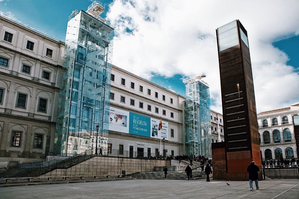 Madrid: Reina Sofia Museum Skip-the-Line Guided Museum Tour - Picasso’s Guernica: how the guide makes black-and-white hit harder