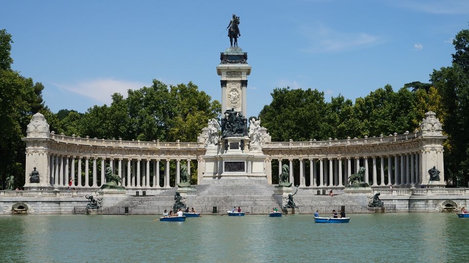 Madrid: Retiro Park Guided Tour and Tapas Tasting - Tapas time: Iberian products at a major Calle Mayor bar
