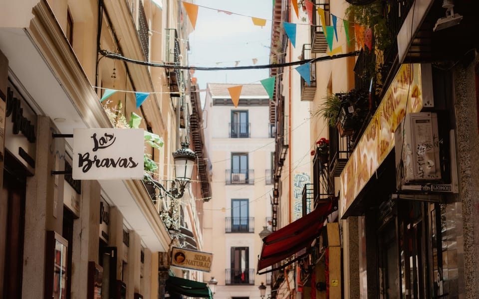 Madrid Retro Tour 120 min, old town, modern Madrid + surprise destination - Bernabéu or Plaza de Toros: the surprise destination move