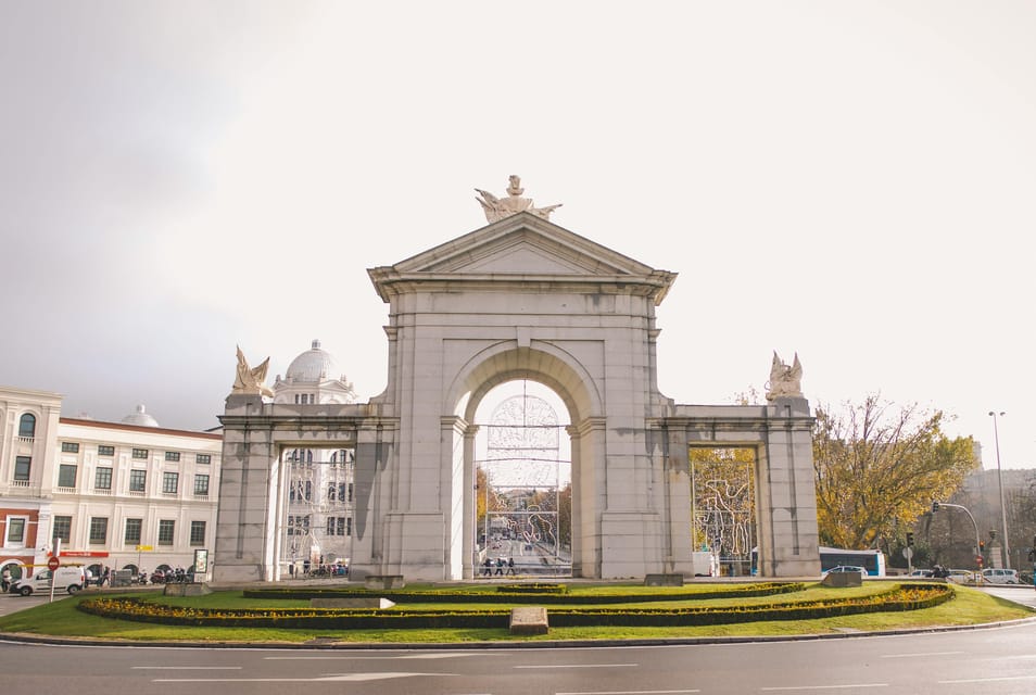 Madrid Retro Tour 120 min, old town, modern Madrid + surprise destination - Pickup where you are, and finish wherever you want
