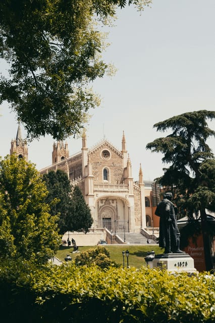 Madrid Retro Tour 120 min, old town, modern Madrid + surprise destination - Price and value: what $258 for up to 3 really buys you