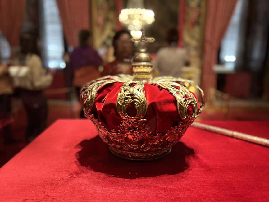 Madrid: Royal Palace Guided Shared Group Tour - Orientation: finding the Monument to Felipe IV fast