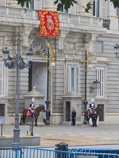 Madrid: Royal Palace Guided Tour w/ Skip-the-Line Entry - How the 2-hour guided route really works