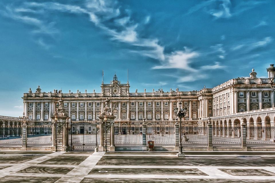 Madrid: Royal Palace Guided Tour with Entry Ticket - Royal Armory stop at Plaza de la Armería: what’s included and what isn’t