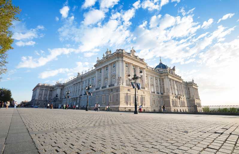 Madrid: Royal Palace Guided Tour with Skip-the-Line Entry - Private royal rooms and the living feel of Palacio de Oriente