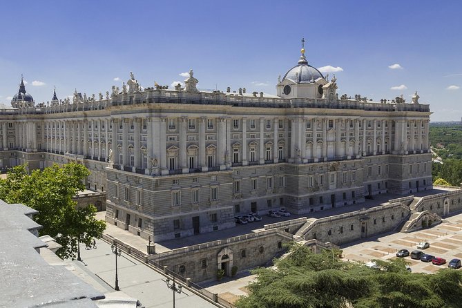Madrid Royal Palace & Retiro Park Tour with Optional Tapas - Guides that make the difference: what you should watch for in your group