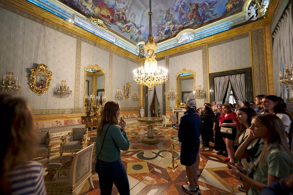 Madrid: Royal Palace Tour, Flamenco Show, & Tapas with Drink - Torres Bermejas at 7:00 pm: the flamenco room does half the work