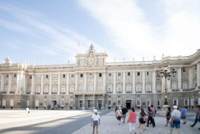 Madrid: Royal Palace Tour, Flamenco Show, & Tapas with Drink - Don’t just see rooms—understand how the monarchy changed