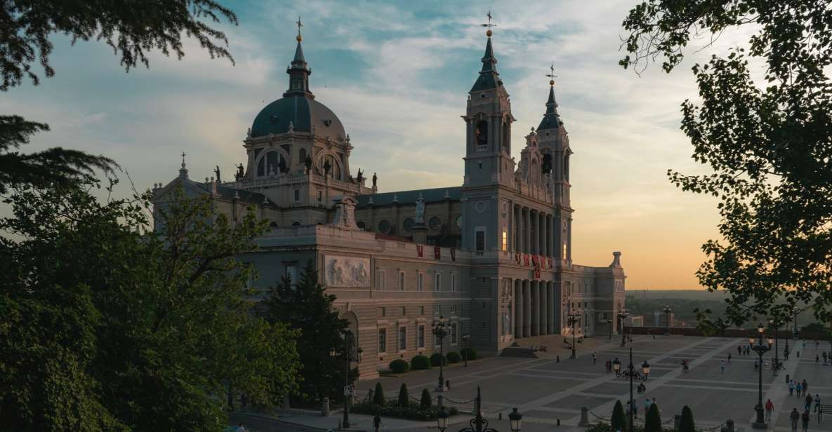 Madrid: Sunset Walking Tour with Optional Flamenco Show - Gran Vía after hours: Metropolis and Telefónica views without the big crowds