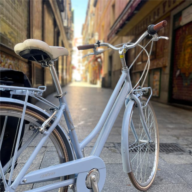 Madrid: Vintage Bike Rental with Tourist Map - Getting started at C. de Moratín, 29 without losing time