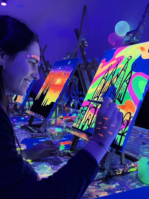 Madrid: Wine Gogh Glow Academy Paint and Sip Classes - How the 2.5 Hours Work in Plain Terms