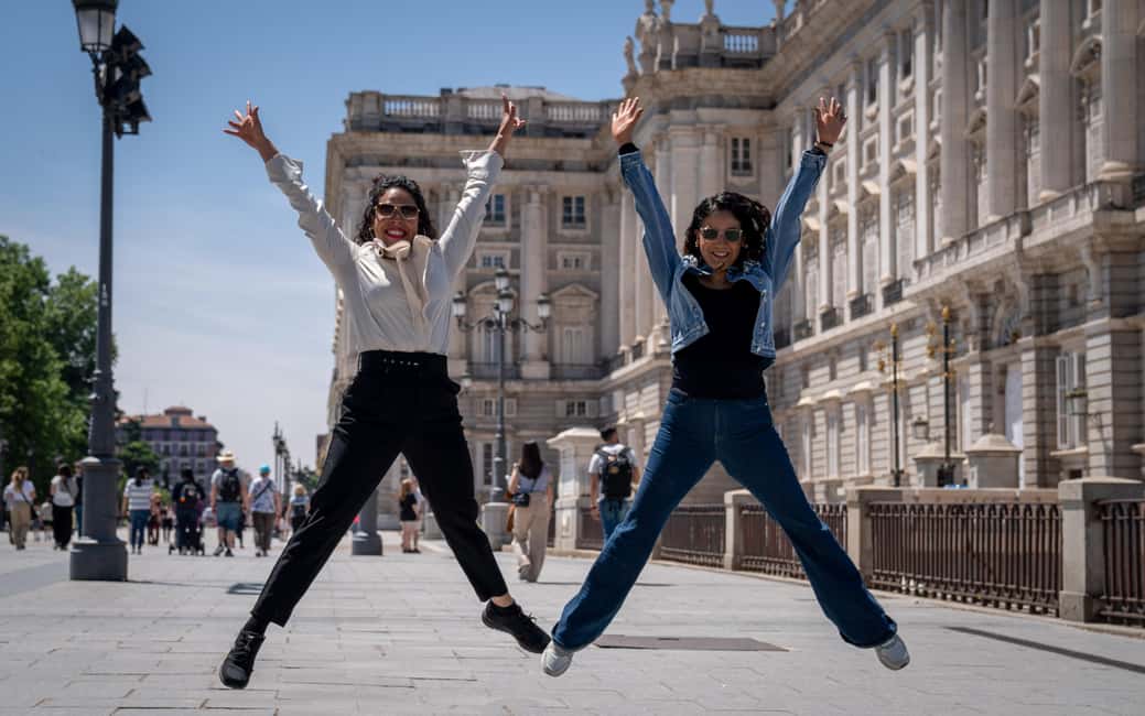 Memorable Photographic Tour of Madrid - A one-hour photo tour that feels like using a local