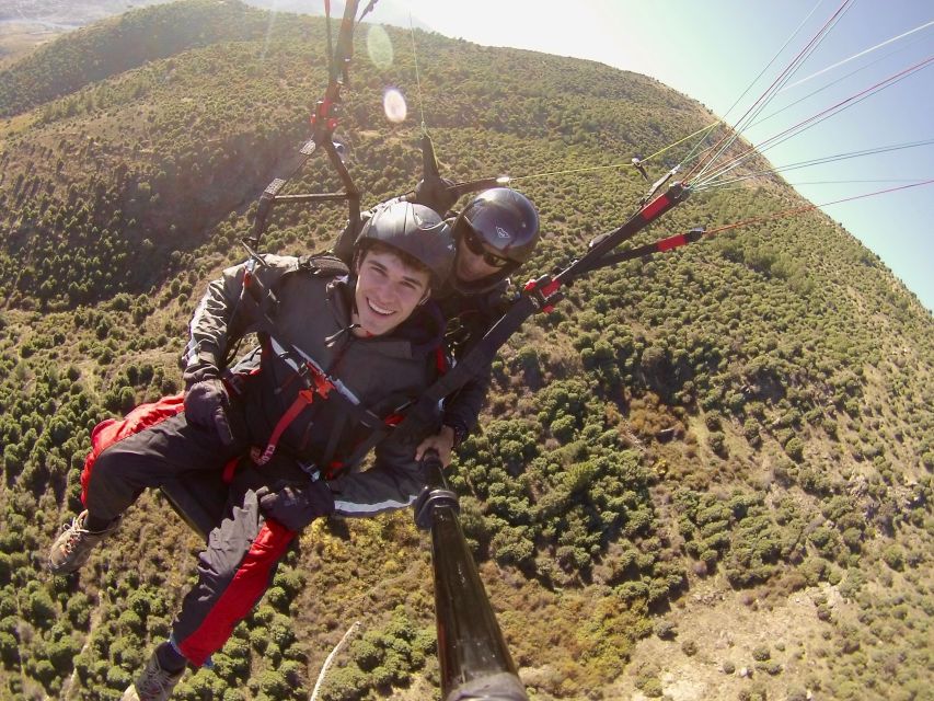 Paragliding Tandem Flight from Madrid - What Makes the Team Matter: Daniel and Daye’s Role