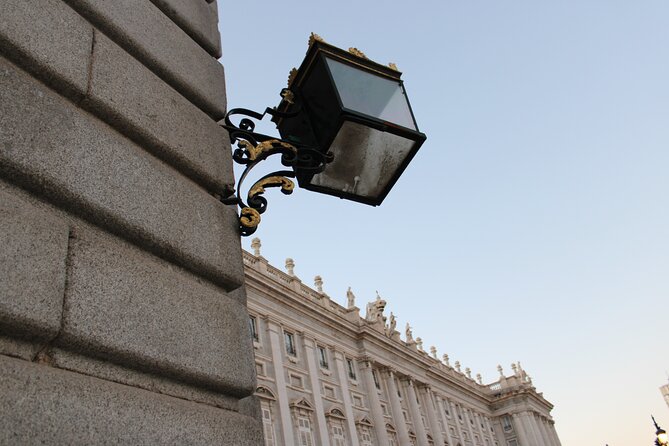 Premium Tour Royal Palace of Madrid : expert guide + no normal queue - English guide, mobile ticket, and a smooth meet-and-finish plan